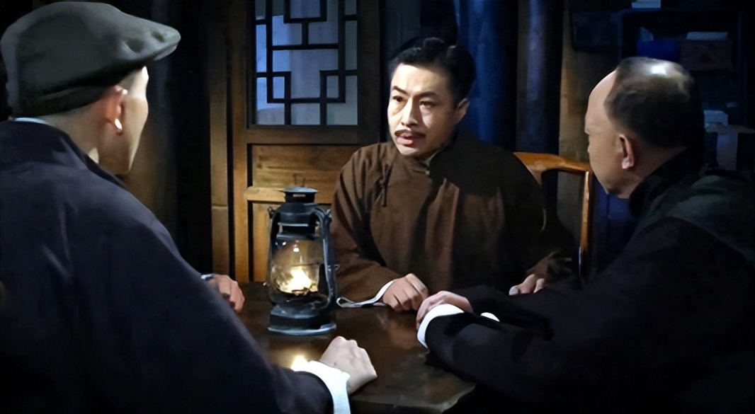 1946年,地下党开会时突然听到小贩大喊卖糖,会议负责人:快撤退