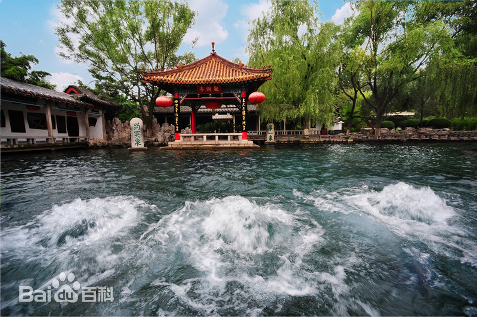 趵突泉位于济南历下区,是济南三大名胜之一,被誉为"天下第一泉".