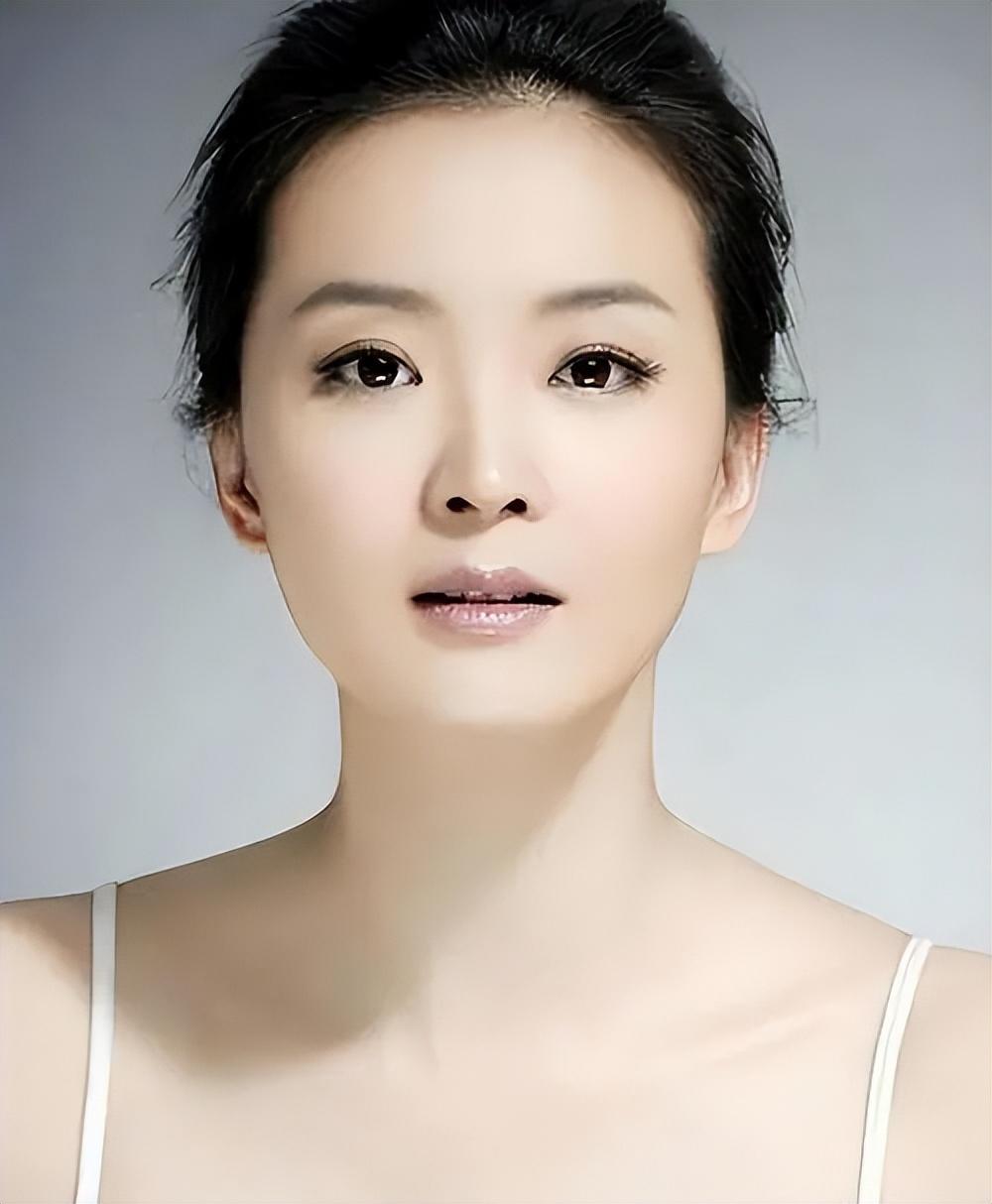 王艳:住故宫旁,跪着给婆婆洗脚,曾被继子掌掴,她过得幸福吗?