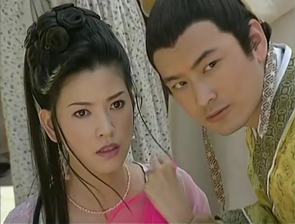 电视剧《神捕》里面,俞小凡论灵气娇俏比不过张庭,论五官气质又比不过