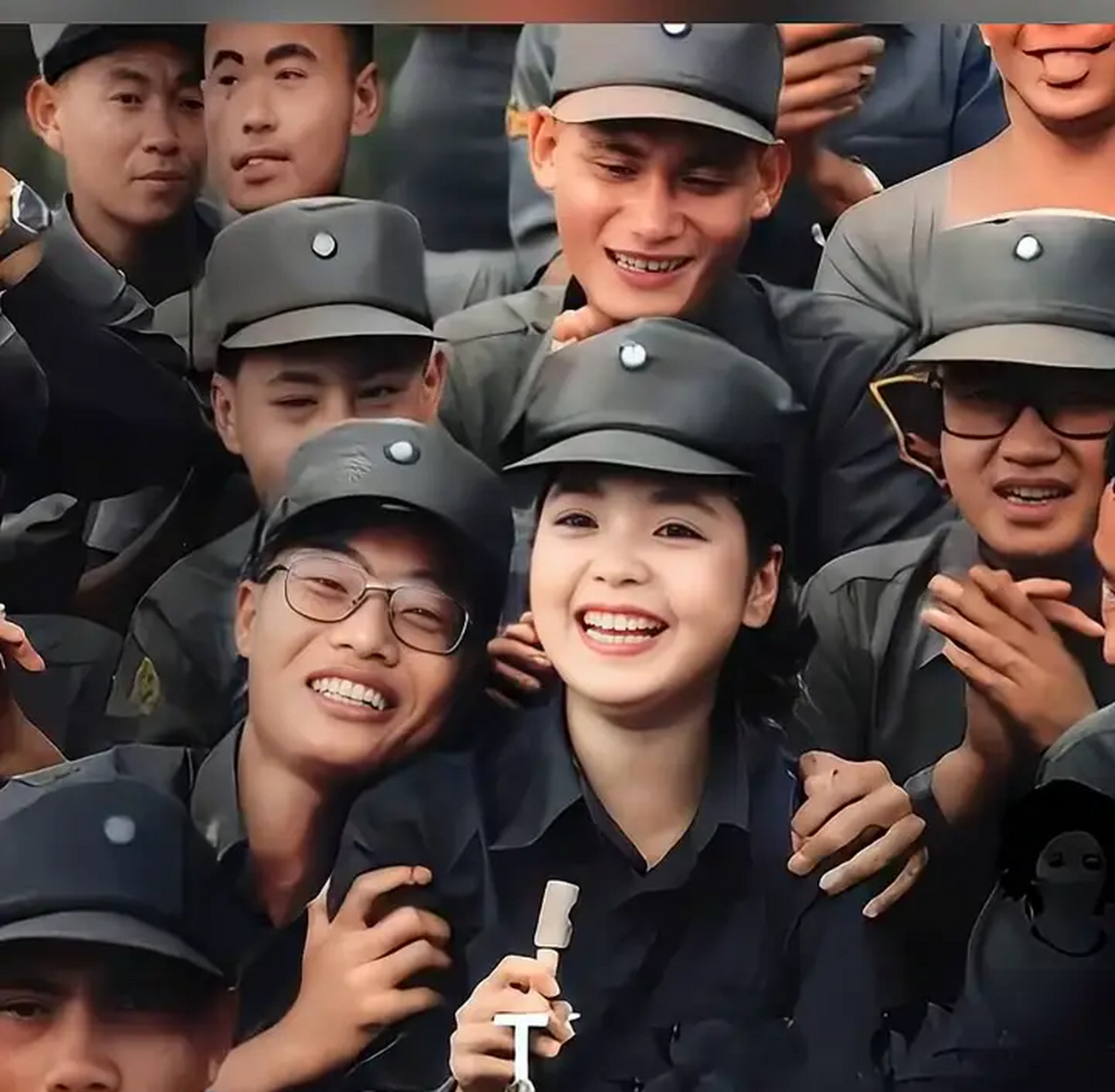 1981年,邓丽君前往金门军营劳军时的靓丽留影,照片中邓丽君穿着一身