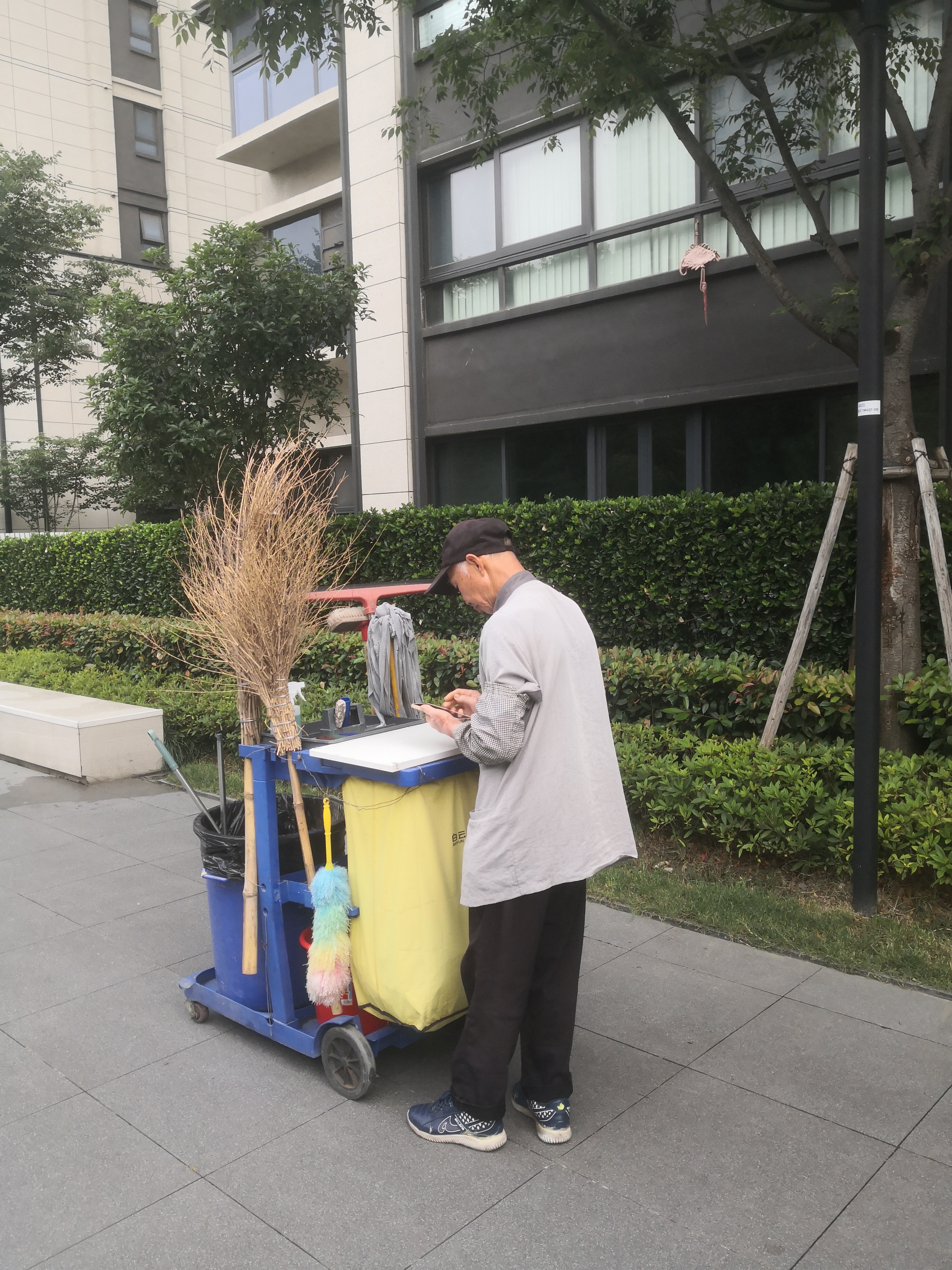 这位大爷,是苏州开发区的农民,拆迁时拿了几套房,富得流油,小辈们房车