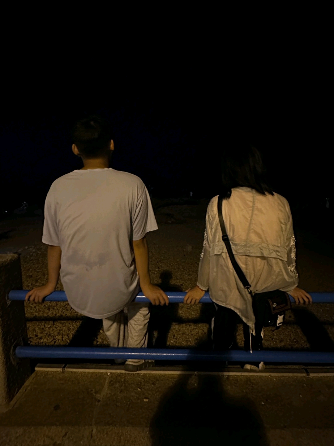 在这样的夜晚,互诉心事,憧憬未来,愿我们能将这份美好延续