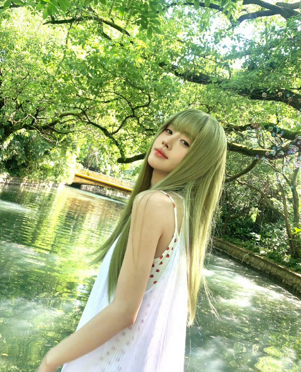 鞠婧祎绿发# 鞠婧祎六一营业变成森林绿色精灵小鞠,有说很美.