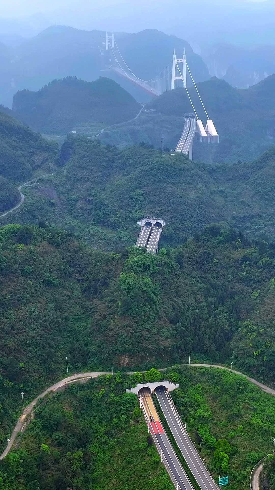 这里是神秘湘西矮寨大桥,它创造了四个世界第一!