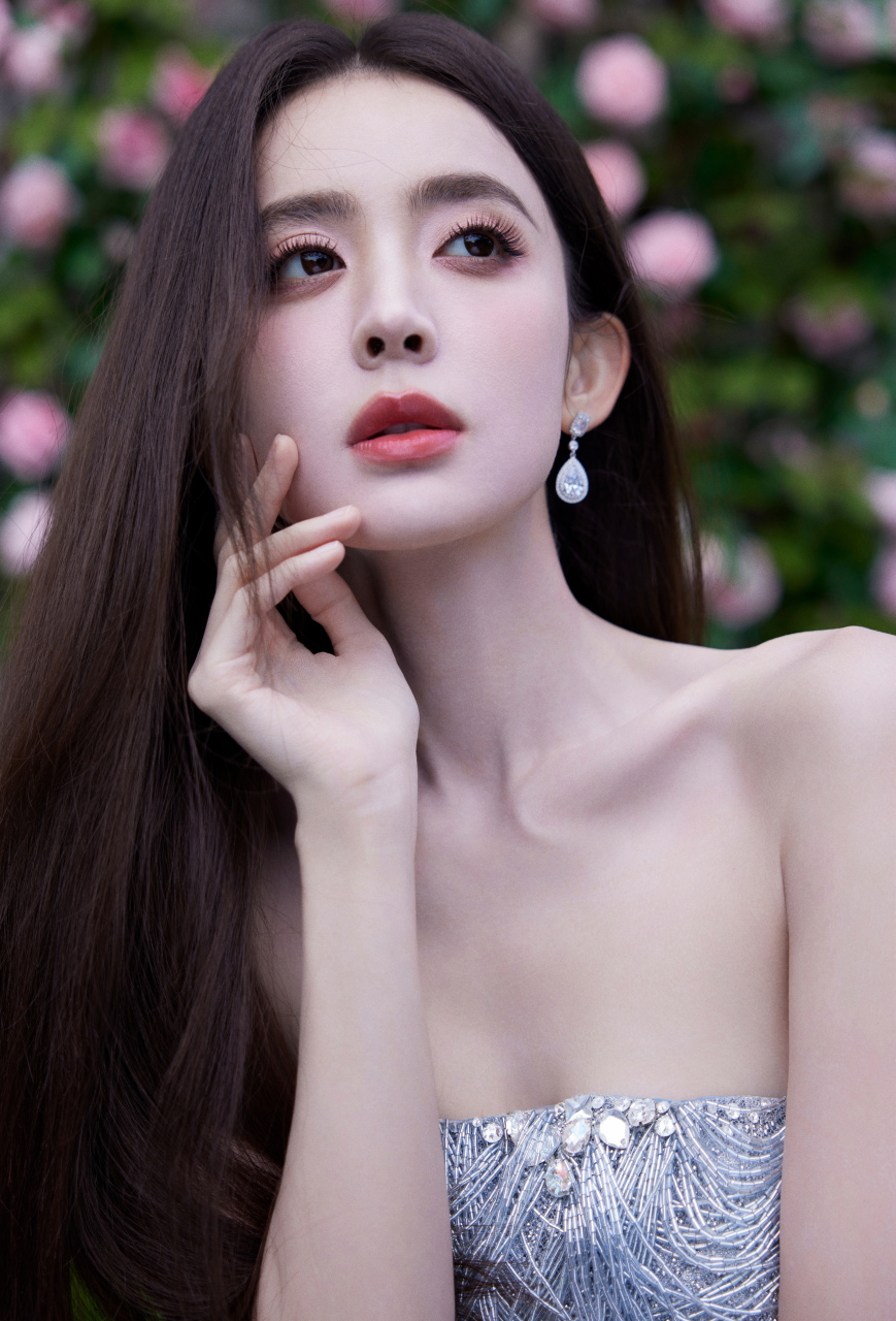 古力娜扎,银色流苏抹胸裙,花美人更美!