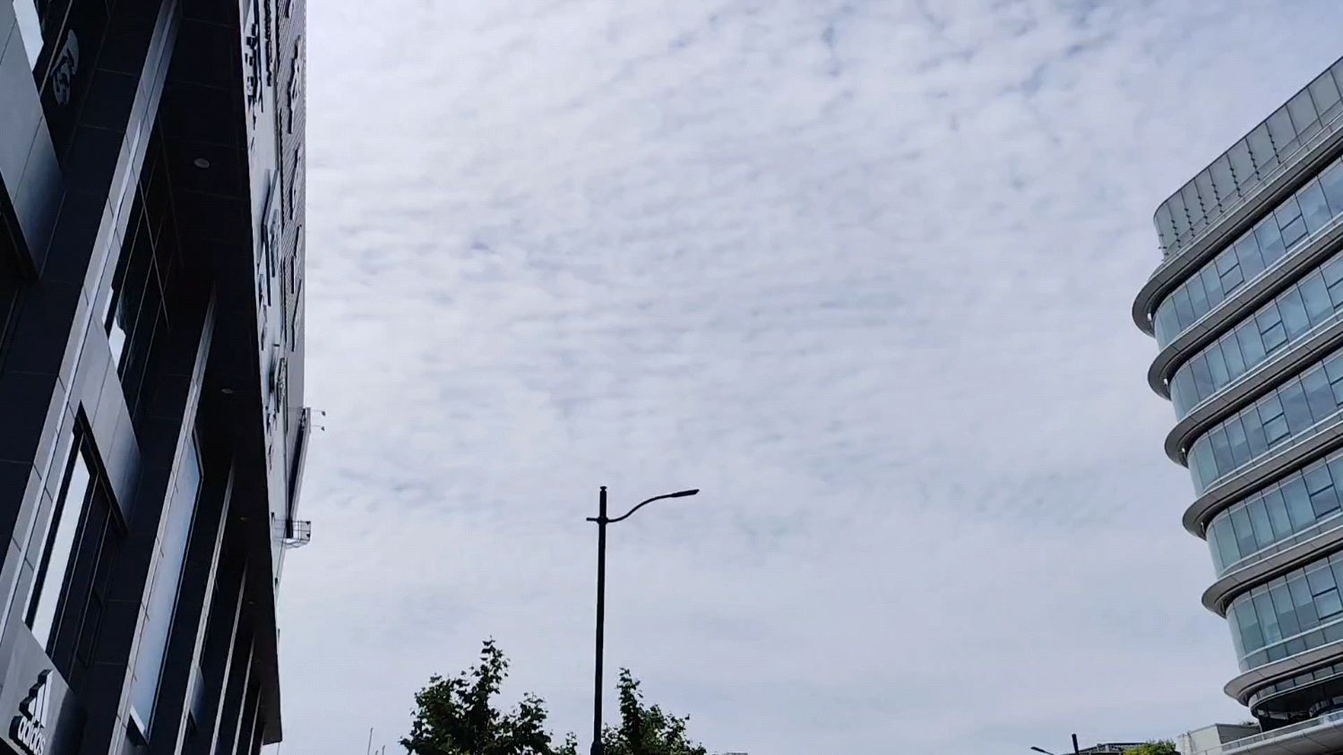 下午天气有点多云,在地下商场吃菜饭骨头汤