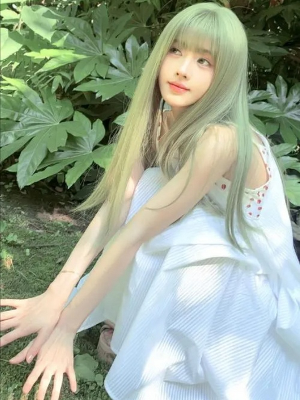 绿发白裙,犹如林间天使,看上去十分灵动可爱.