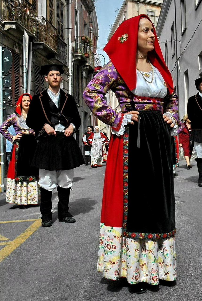 分享一组意大利传统服饰展示照片,这些服饰在当代仍然保留着重要的