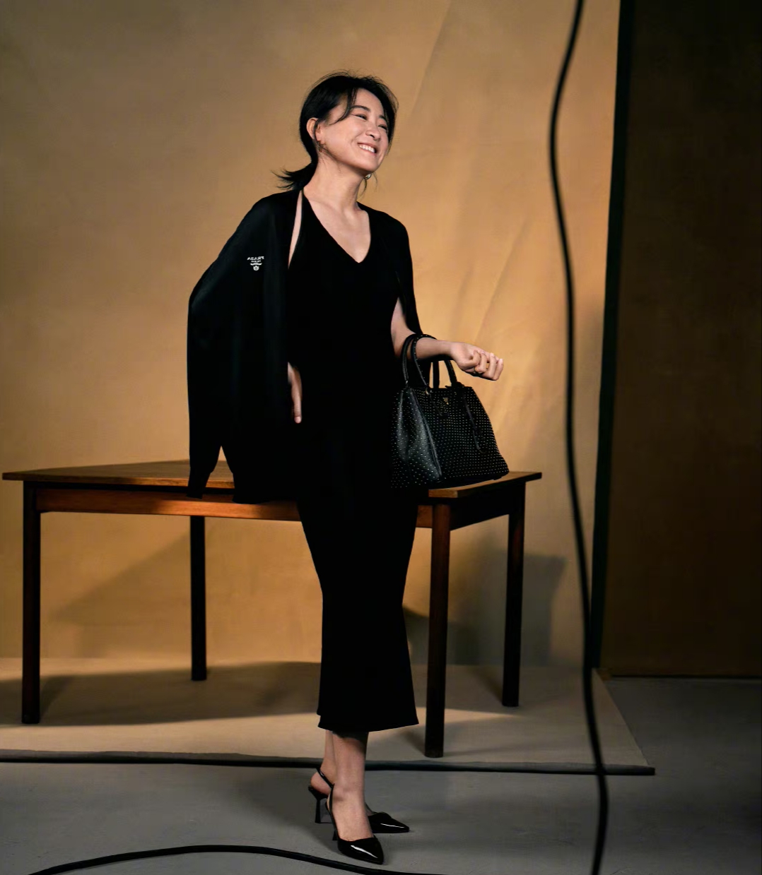 网友说贾玲瘦一百斤,穿上深v黑裙特别迷人,搭配高跟鞋,侧颜太像倪妮