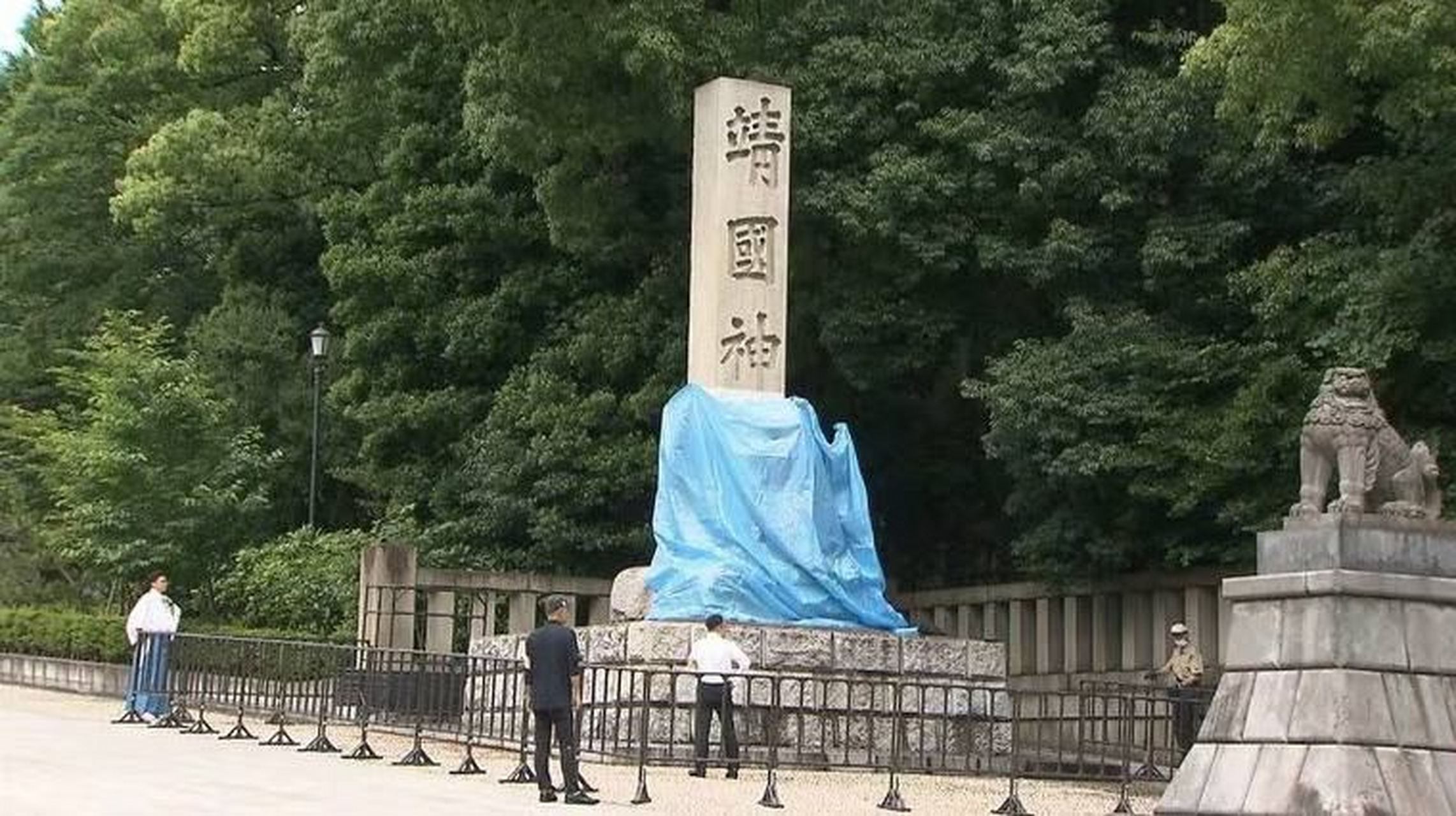 据报道,日本东京的靖国神社于6月1日早上发生破坏事件,石柱遭涂鸦