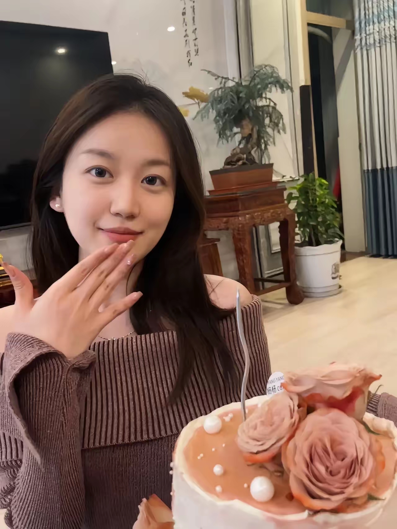 我给刚生的嫂子买了两个金镯子花掉了8000块,但她