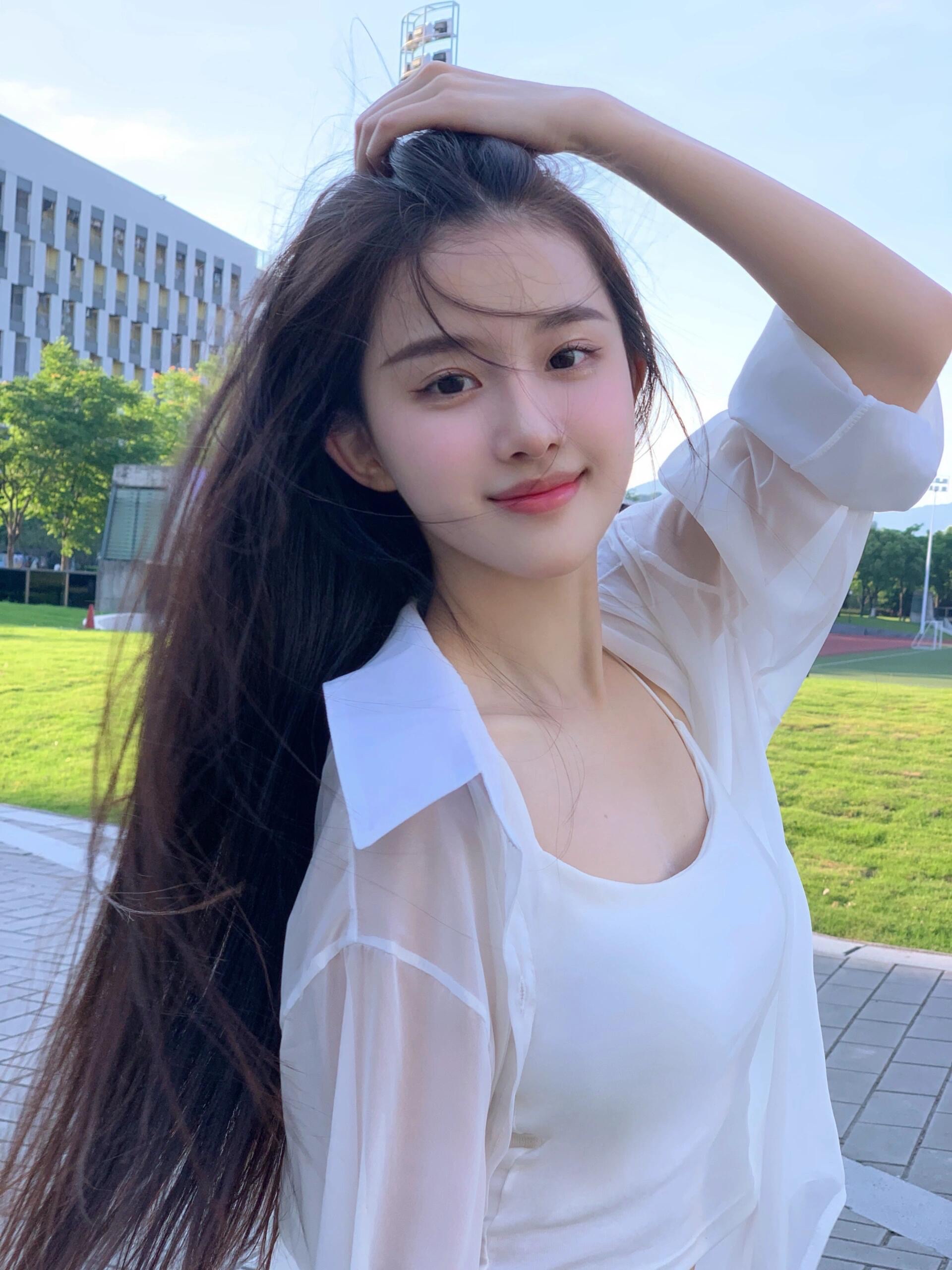 甜美小姐姐与蓝天白云绿树的完美邂逅,画面太美!