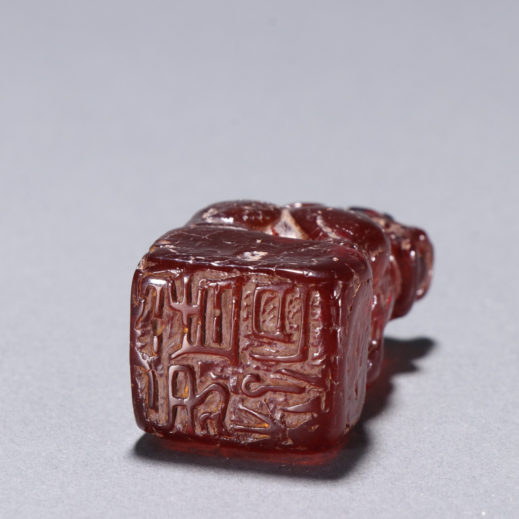 回流 琥珀瑞兽钮印章 尺寸:高5.45cm 宽2.7cm 重30g