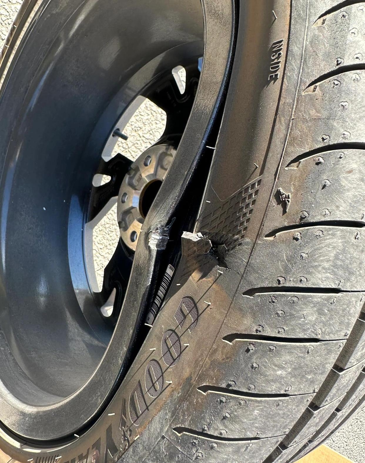 去接老婆闺蜜的时候,一不留神,车子就碰到了路上的