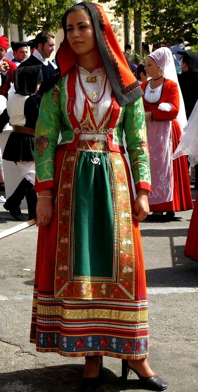 分享一组意大利传统服饰展示照片,这些服饰在当代仍然保留着重要的