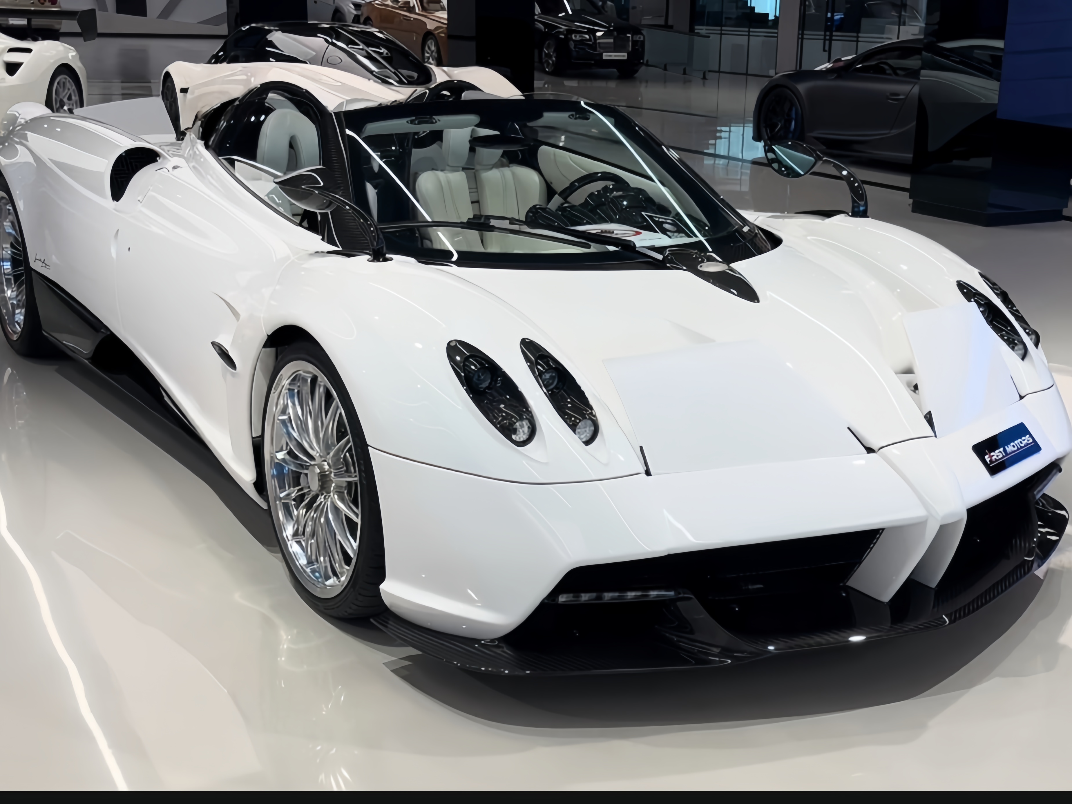 帕加尼风神敞篷版,它采用的amgv12的发动机,750匹马力