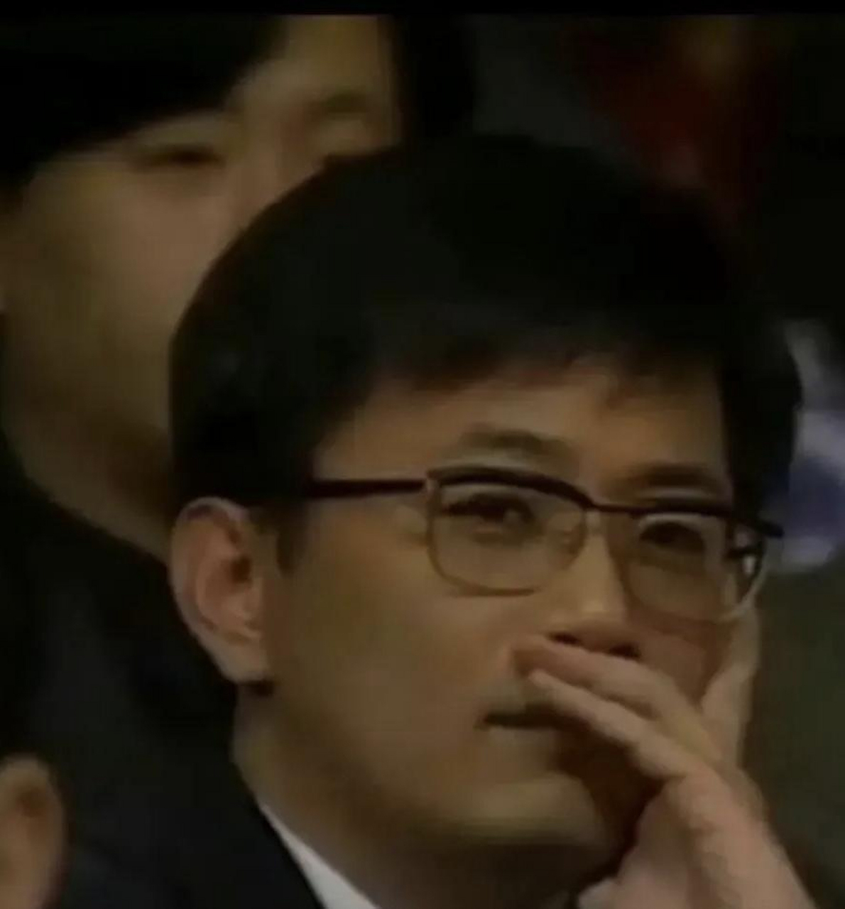 现在的王家卫戴着墨镜,总是以大佬模样现身