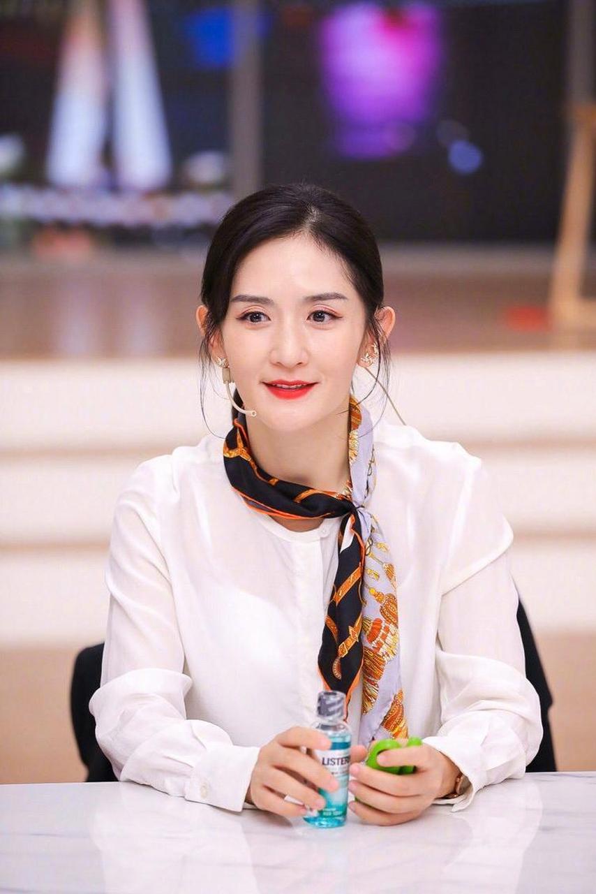 39岁谢娜与37岁黄圣依同台