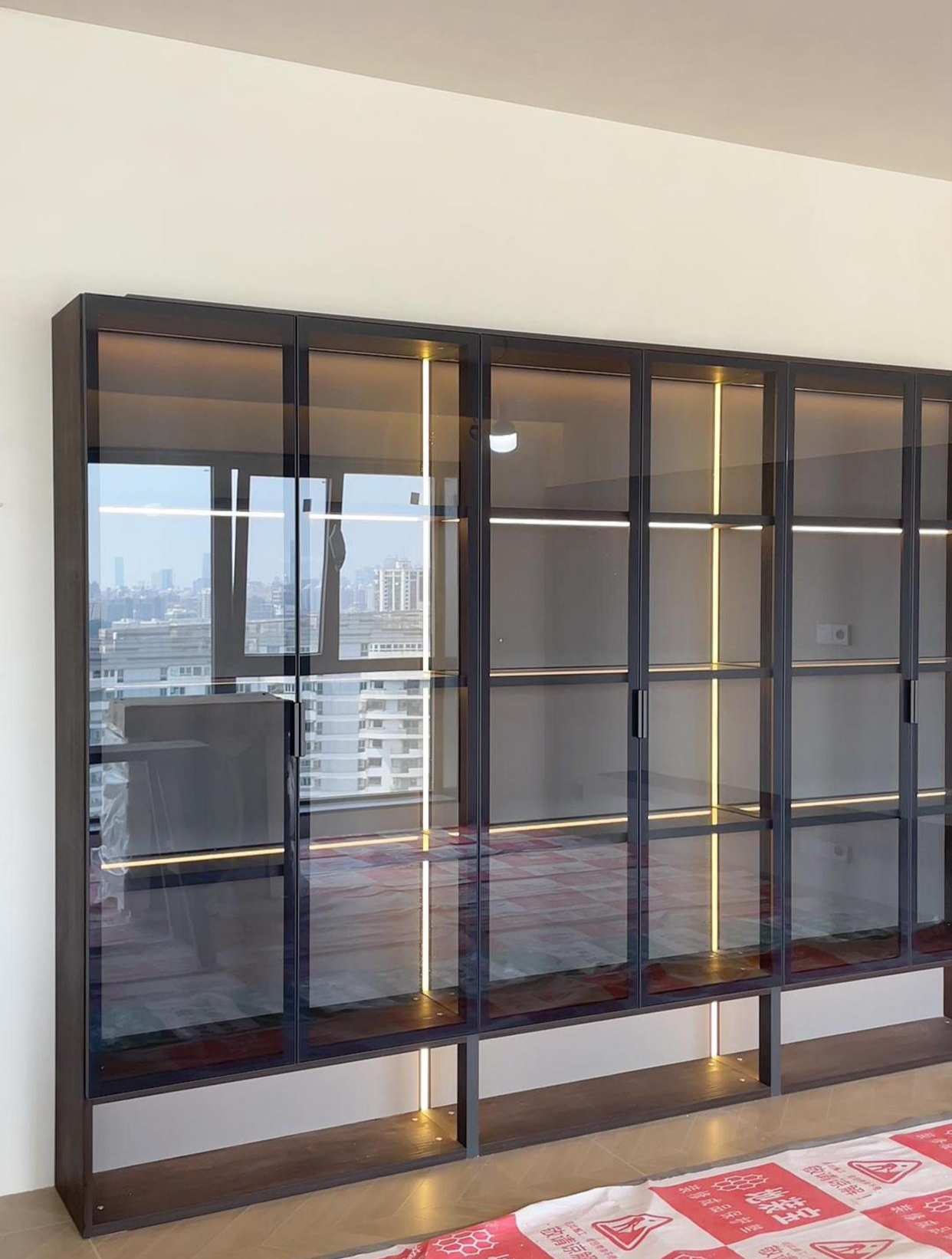 高颜值客厅酒柜设计,黑框灰玻酒柜,搭配氛围灯带,俪曼全屋定制