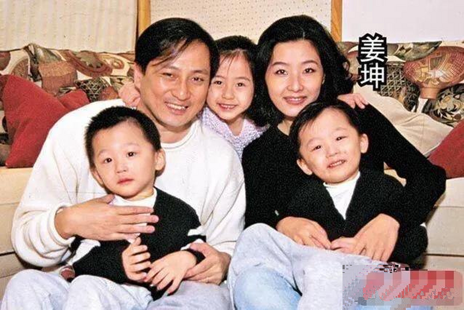 汤镇业的前妻好有气质哦,但是他们的双胞胎儿子挺帅的.