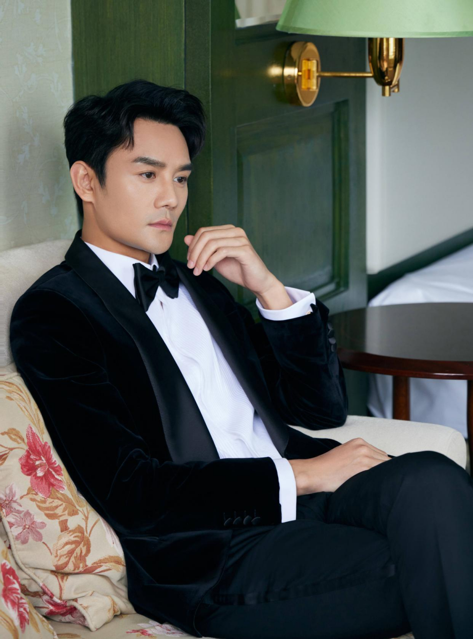 西装革履绅士帅气,182cm身高太吸睛了.