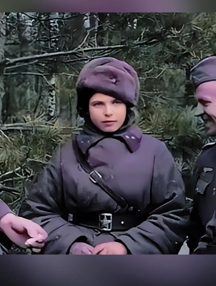 1943年,一名苏联女兵被德军俘虏的照片,纳粹个个露出猥琐笑容