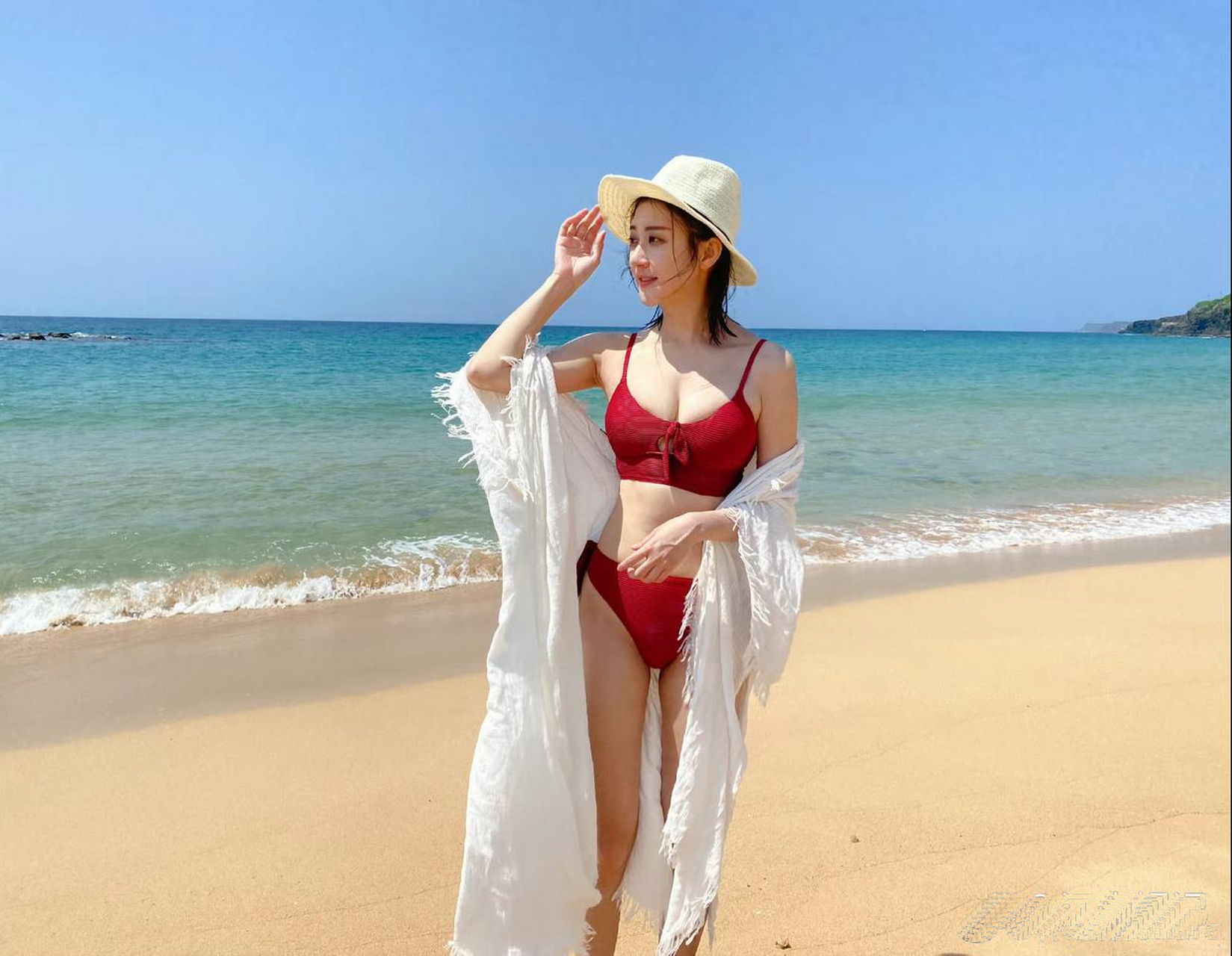 一组女星林逸欣秀出丰满身材,自信大方面对镜头.