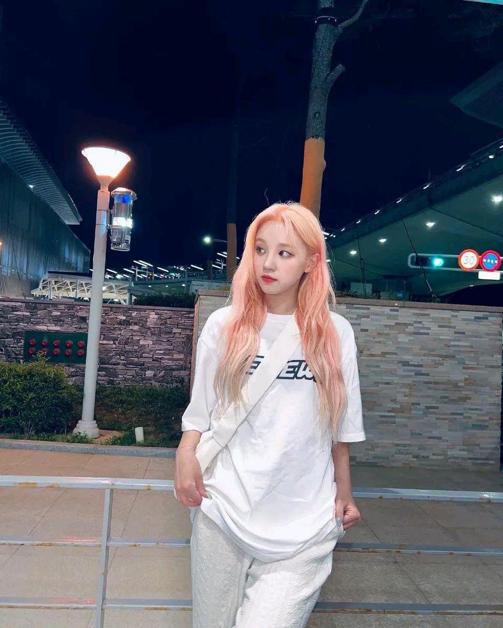 宋雨琦粉色头发街拍少年感满满