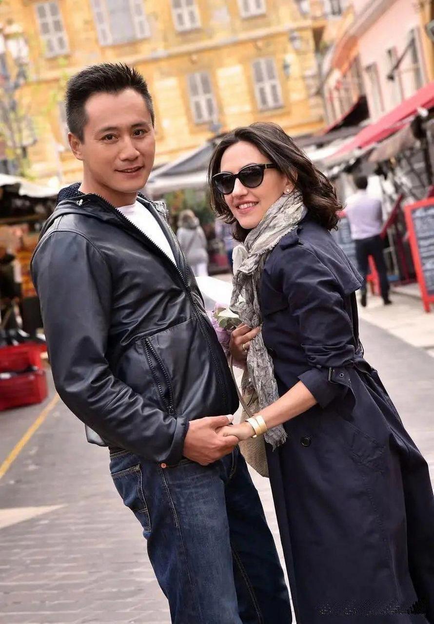 刘烨和妻子出游的一组照,刘烨帅气,妻子很漂亮
