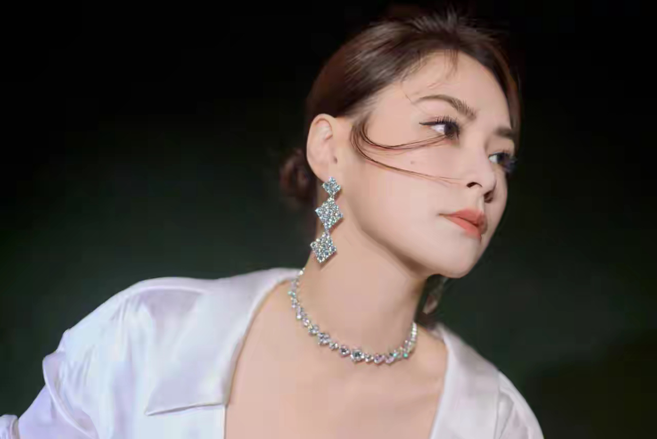 女星钟欣潼,美艳绝伦的女人!