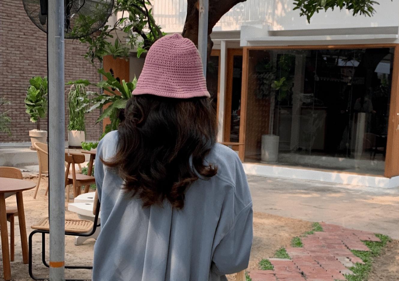 陪婆婆逛街,竟撞见丈夫和其他女人牵手逛街,婆婆:别怕让我来