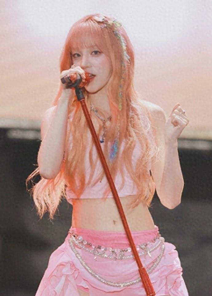 5月25日,本是女团小伙伴厉旭的大婚之日,理应成为伴娘的宋雨琦,却选择