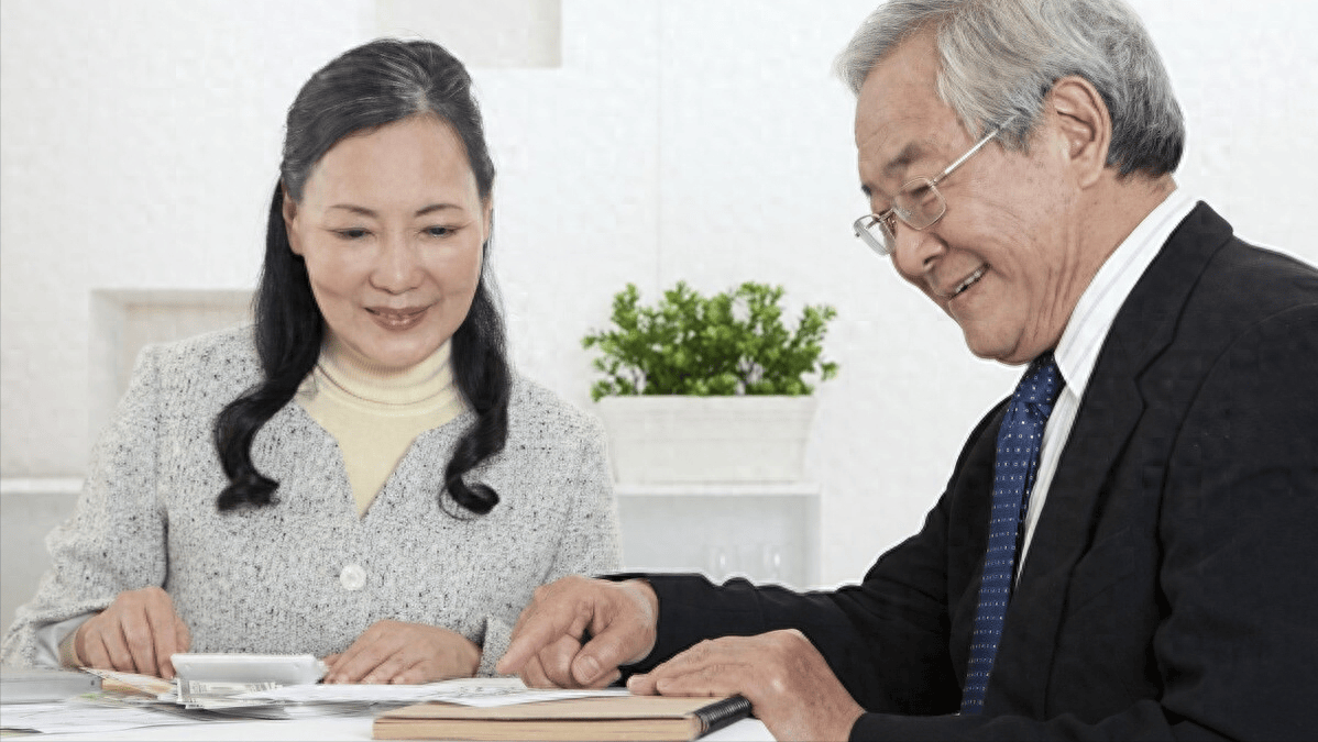 姐姐年收入百万,坚决不愿两次给弟弟买婚房,父母把她告上了法庭