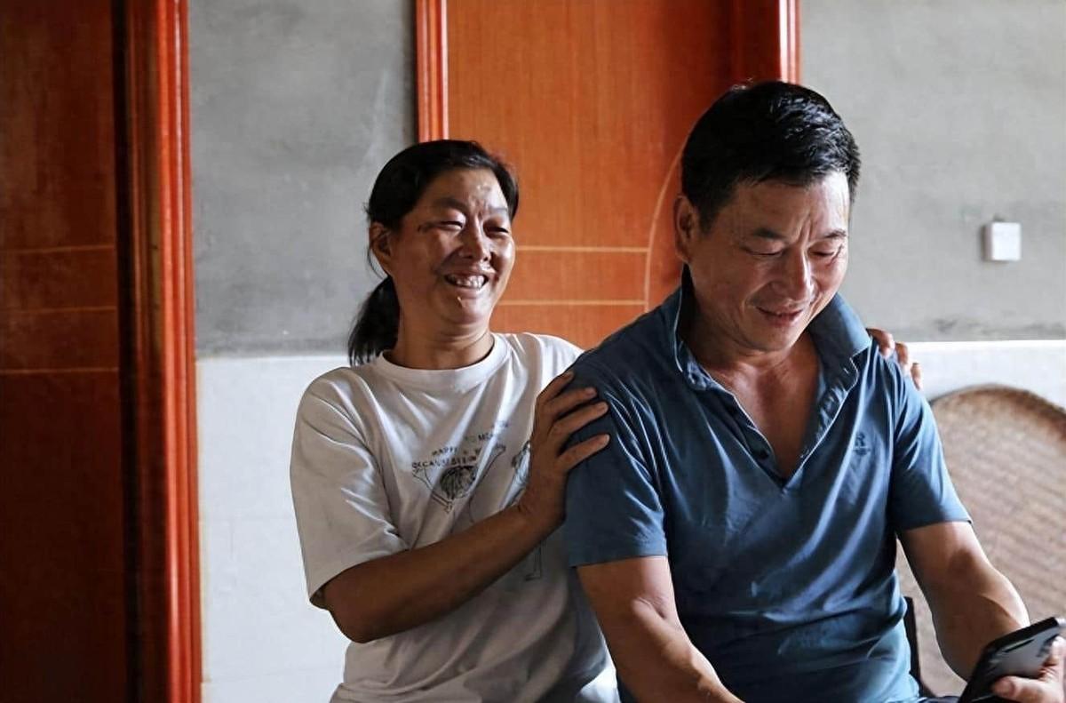 新郎去迎亲,让伴郎拿大锤砸新娘家的门,网友:这也能忍?