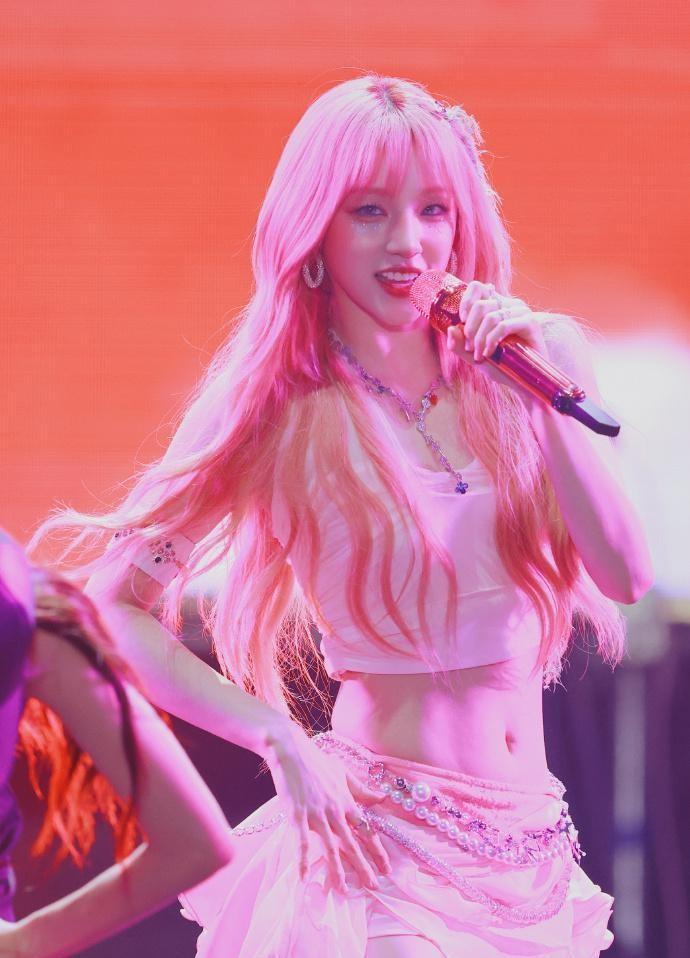 25岁的宋雨琦在杭州草莓音乐节上,用实力与魅力掀起了一场风暴