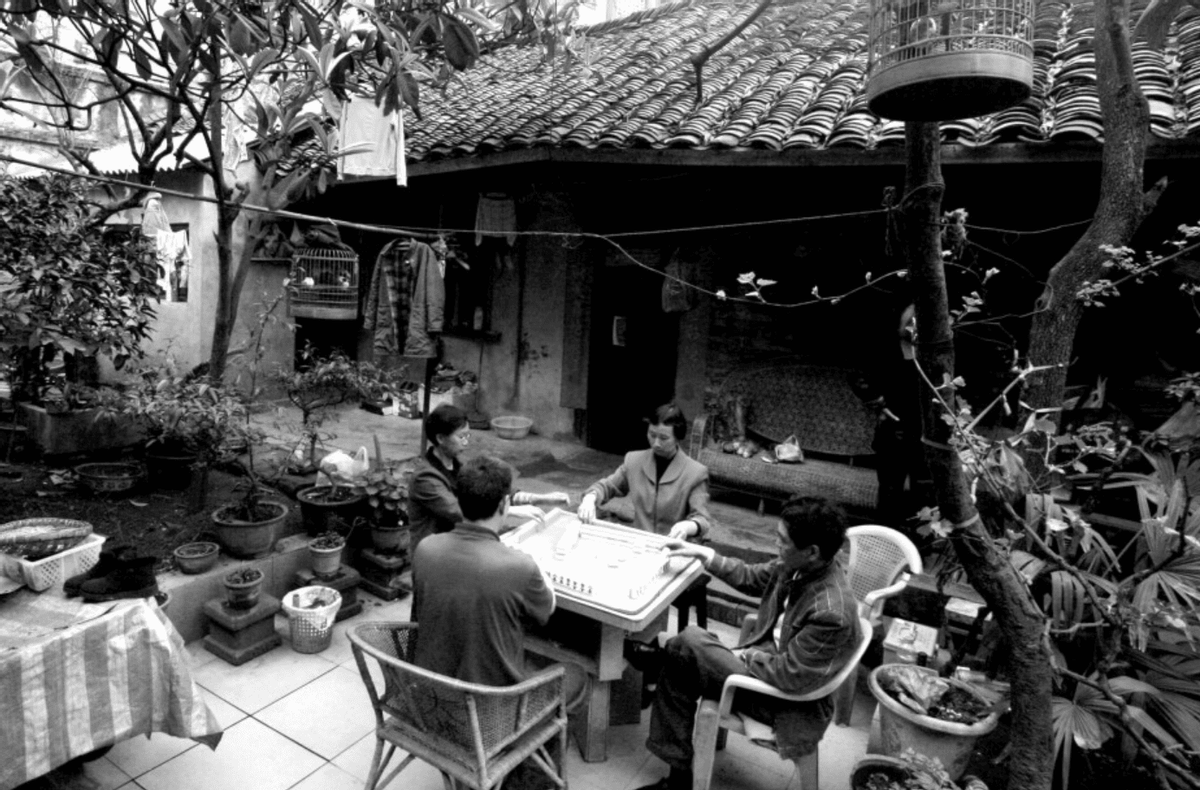 陪婆婆逛街,竟撞见丈夫和其他女人牵手逛街,婆婆:别怕让我来