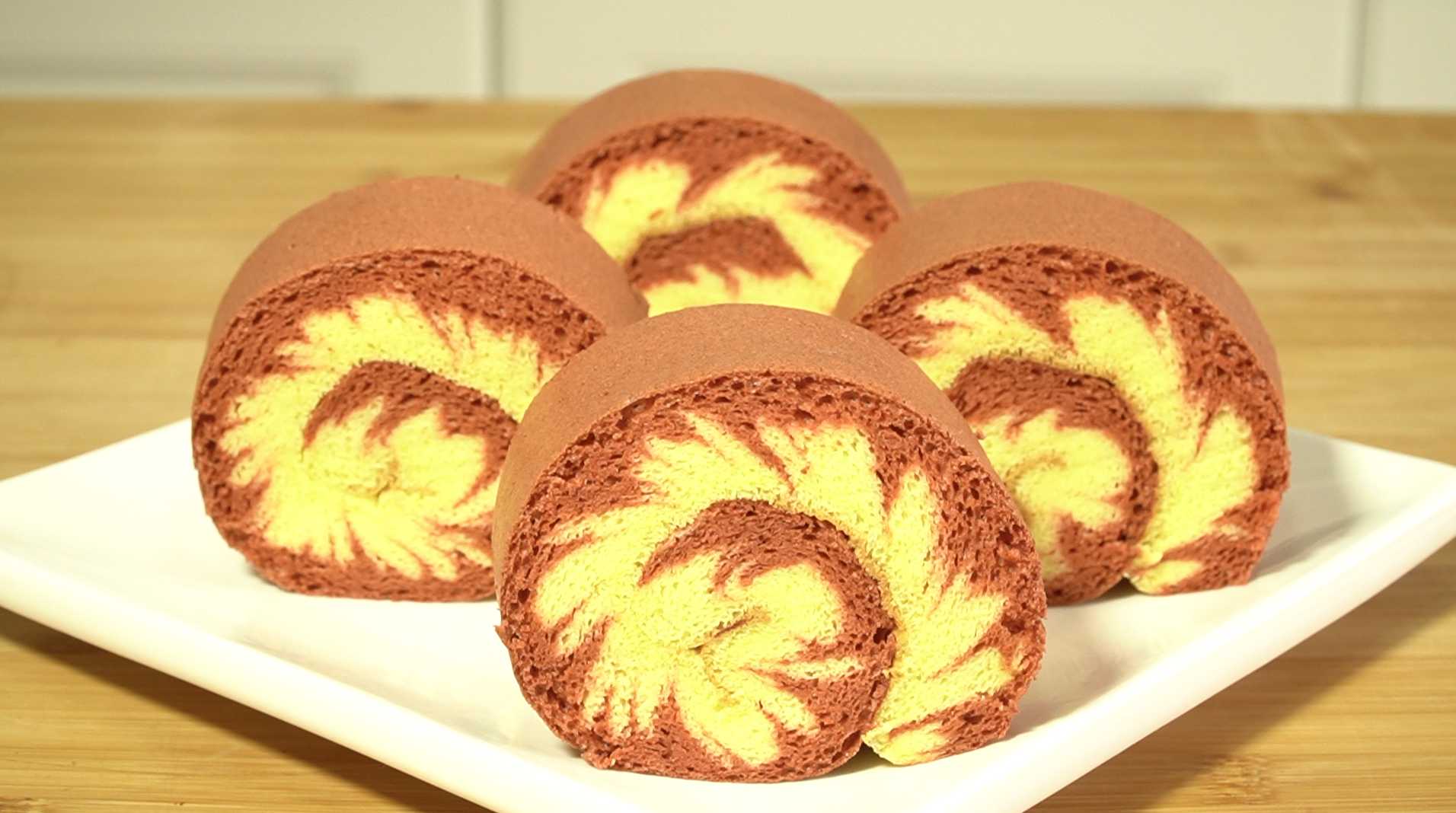 看看我做的旋风蛋糕卷还不错吧,蓬松暄软旋风的纹路还特别好看,这是我