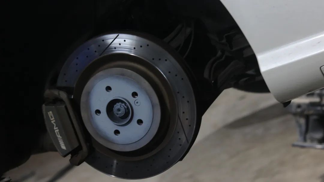 大哥花60万买了辆当年售价300万的奔驰sl63,含泪进厂翻修才好开