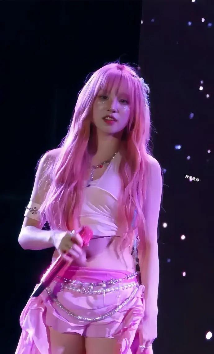 25岁的宋雨琦在杭州草莓音乐节上,用实力与魅力掀起了一场风暴