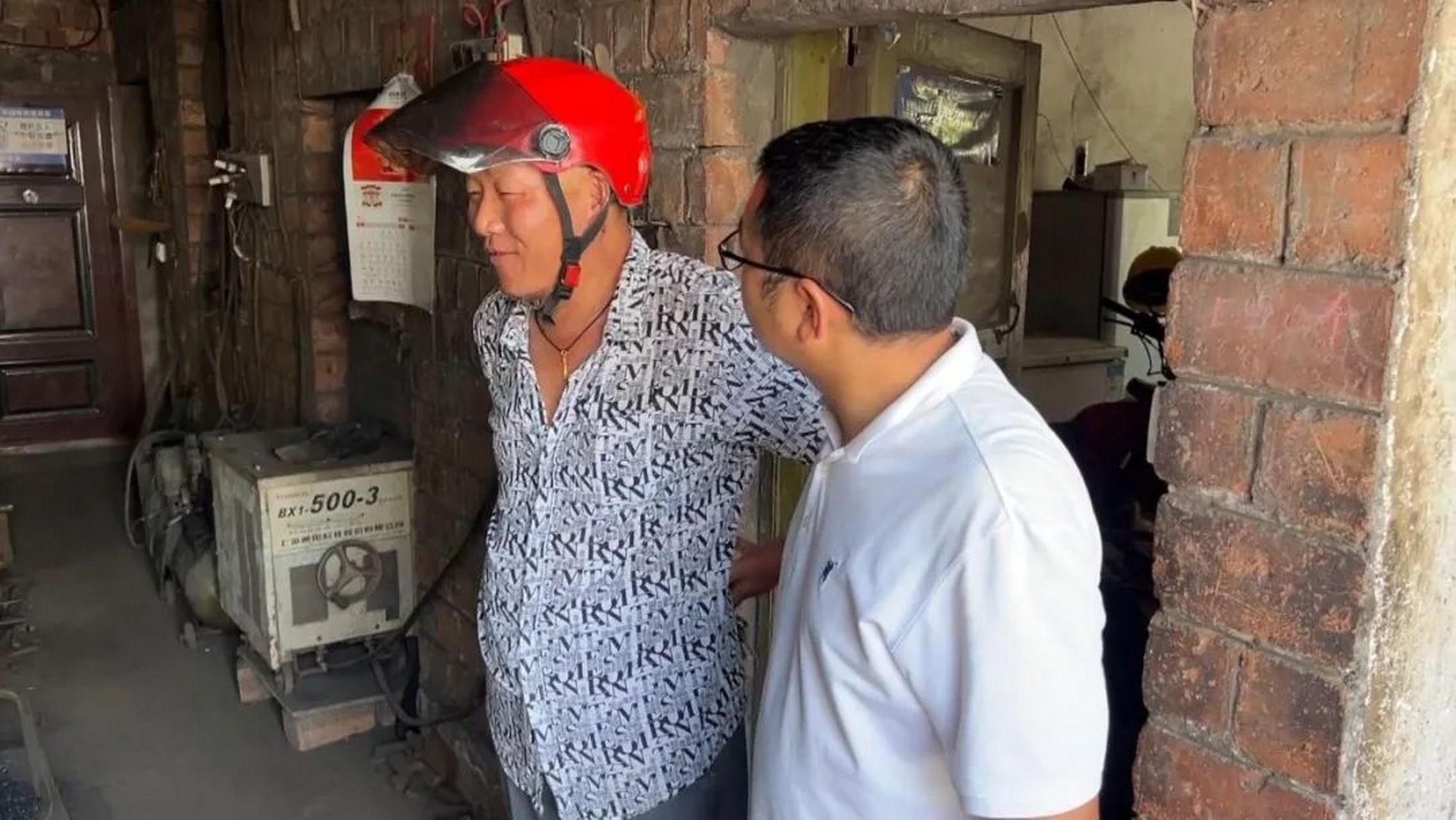 五通桥区蔡金镇的铁匠刘长江,38载坚守传统技艺,打造超10万件铁器