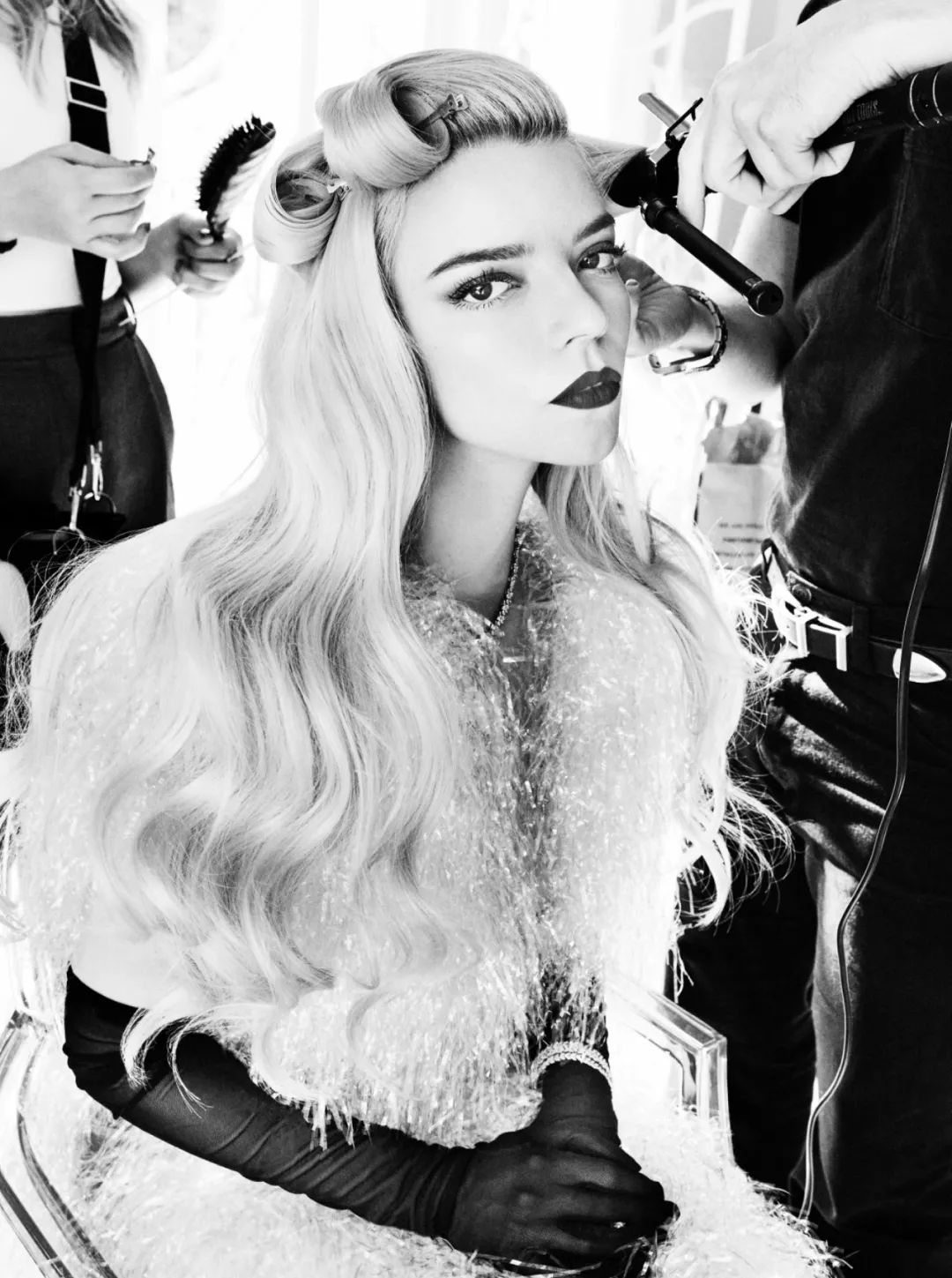 安雅·泰勒-乔伊:复古金发女伶惊艳亮相杂志封面