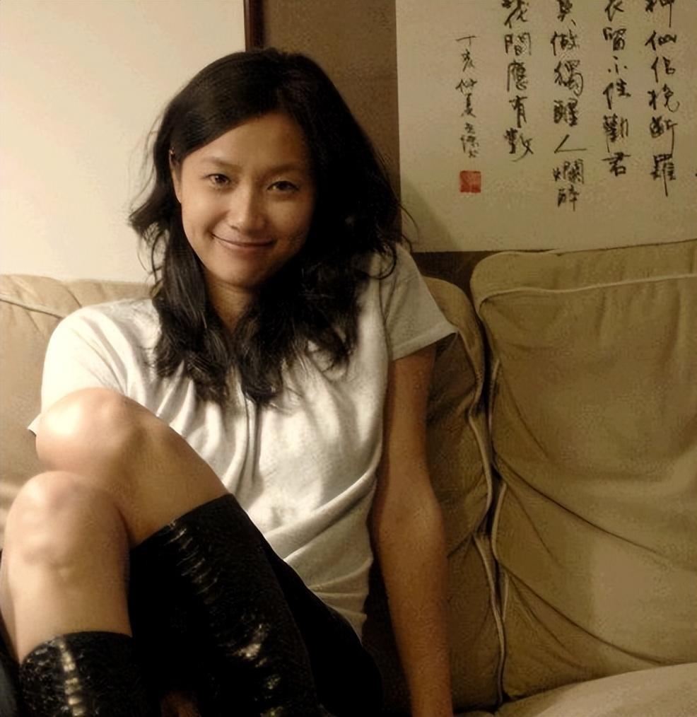 48岁的徐静蕾,退圈之后与爱狗为伴,不结婚生活依旧美好