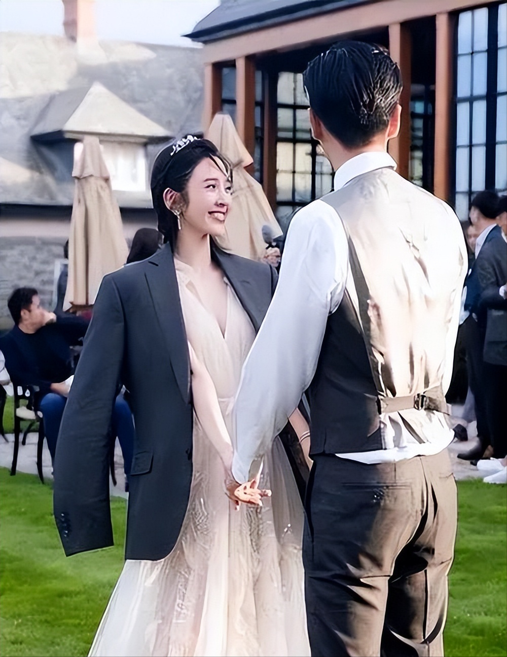 张若昀在北京的"四合院"火了,客厅竟摆红绿灯,颠覆我的想象