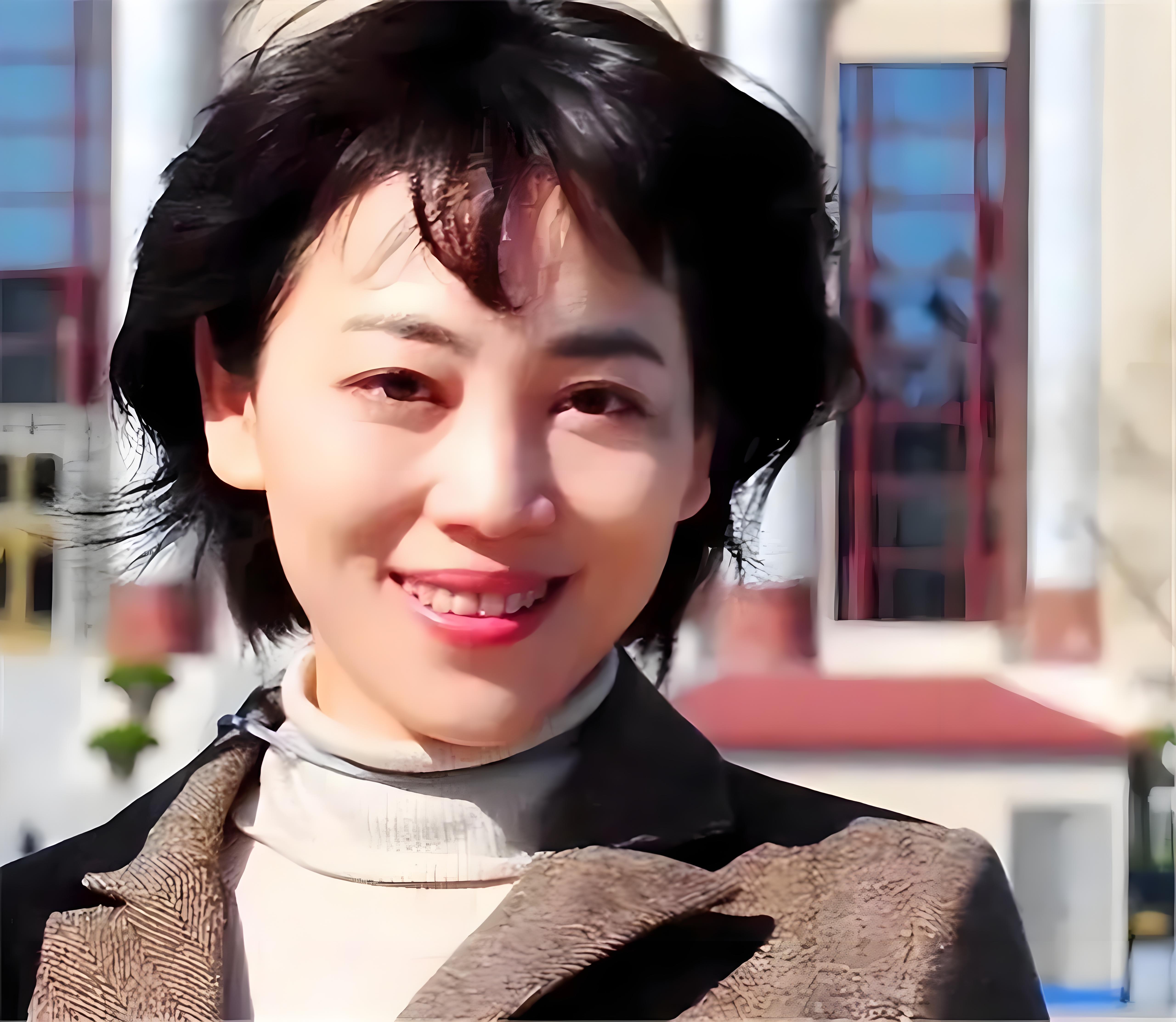 央视才女劳春燕,以自然的主持风格闻名于《焦点访谈》