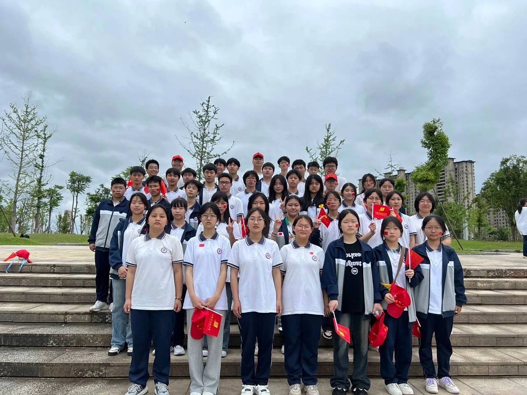 鄱阳中学举办徒步活动,学子们用双脚丈量大地,展现青春活力.