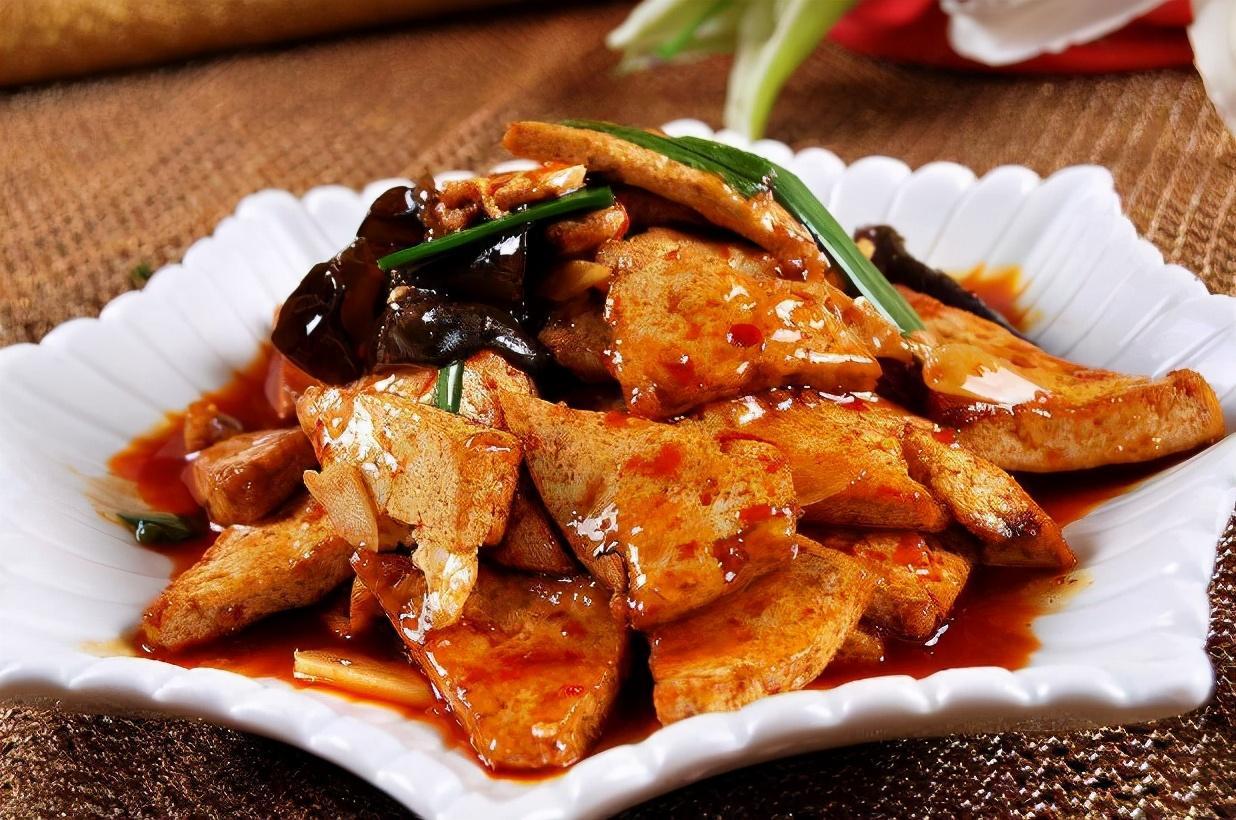 家常烧豆腐6,把腌制好的鸡放进铺好姜片,葱和鸡油的电饭锅,同时把腌制