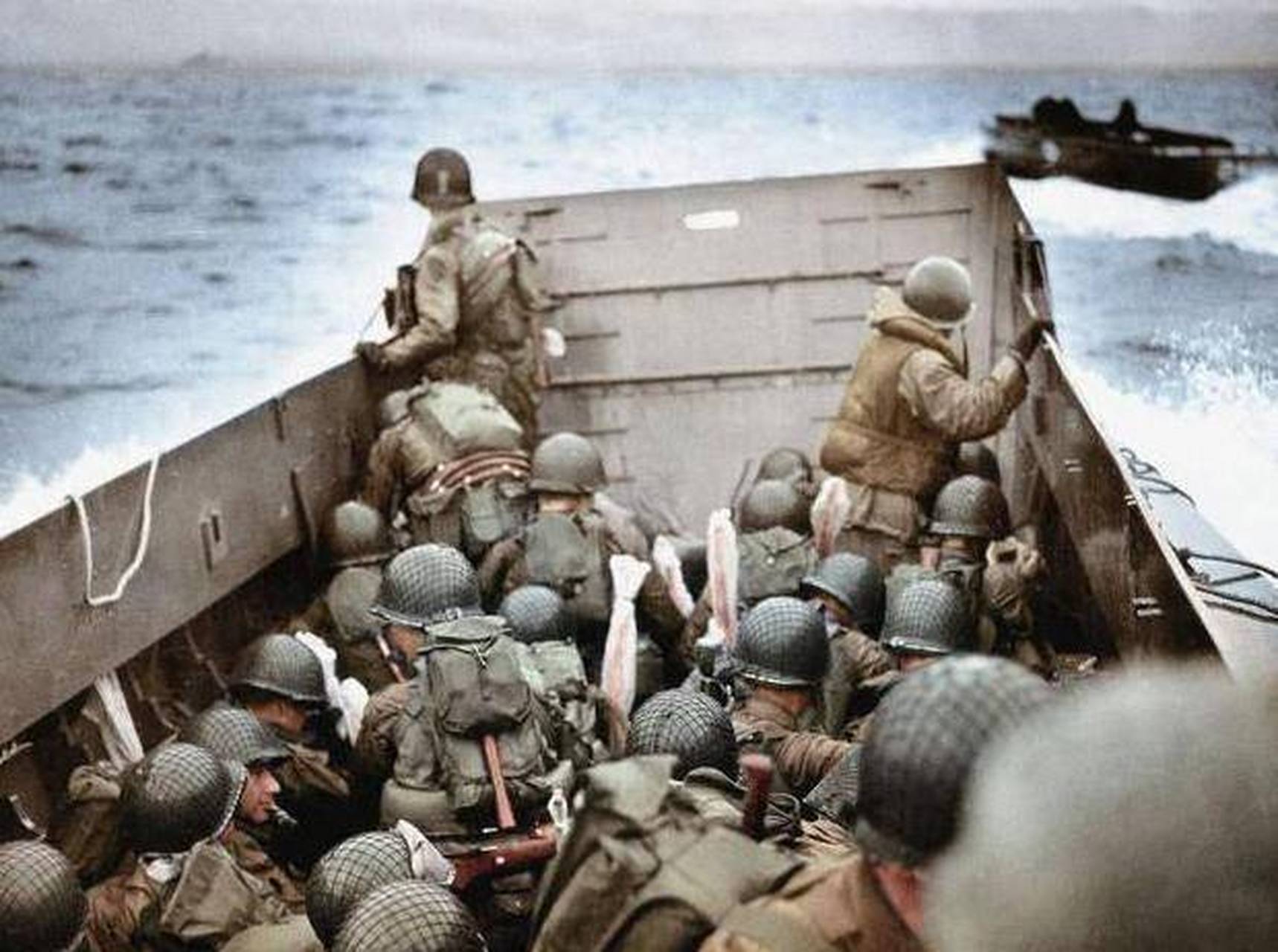 1944年6月,诺曼底登陆战役中,盟军战士们乘坐着登陆舰,疾驰向诺曼底