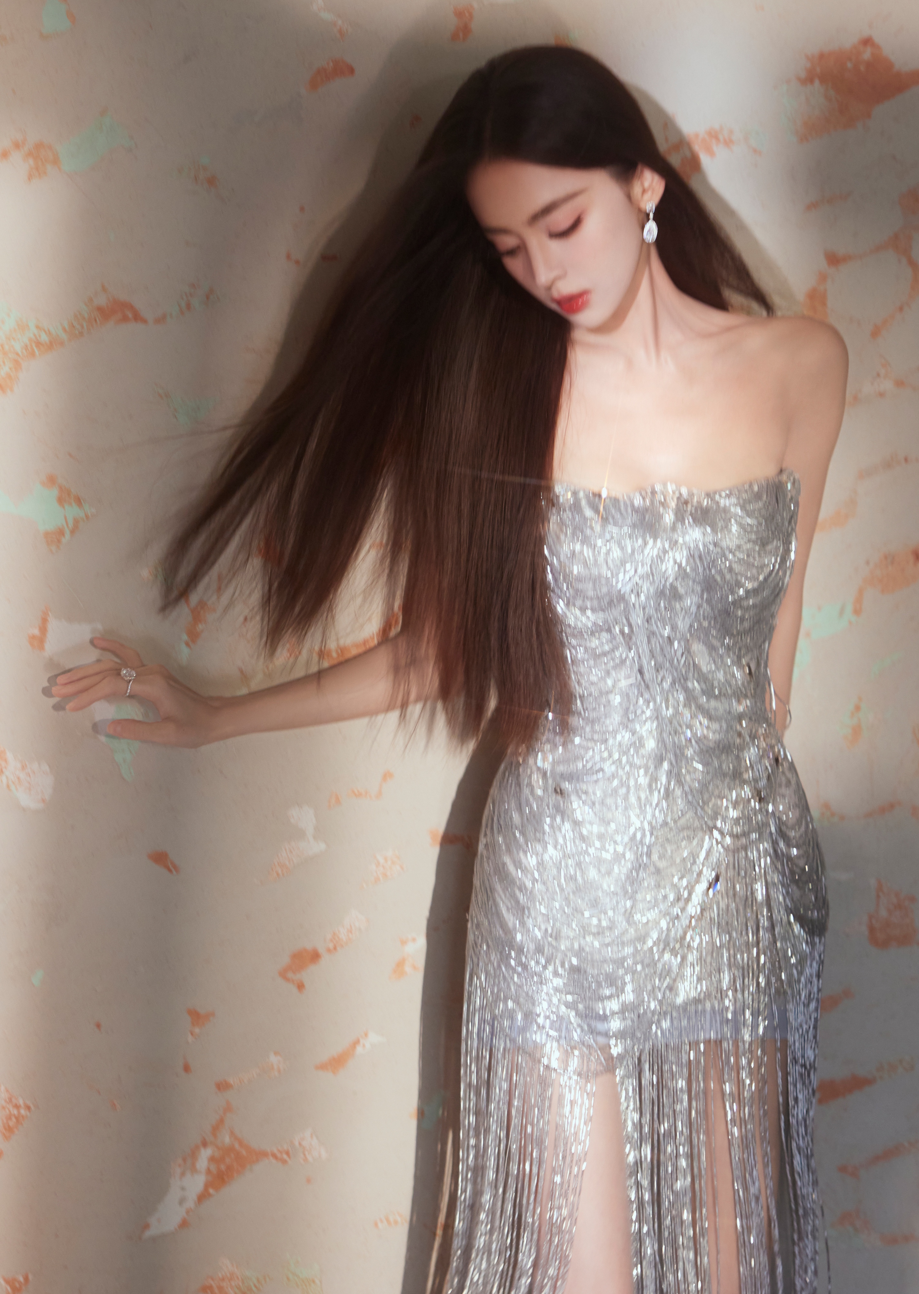 古力娜扎,银色流苏抹胸裙,花美人更美!