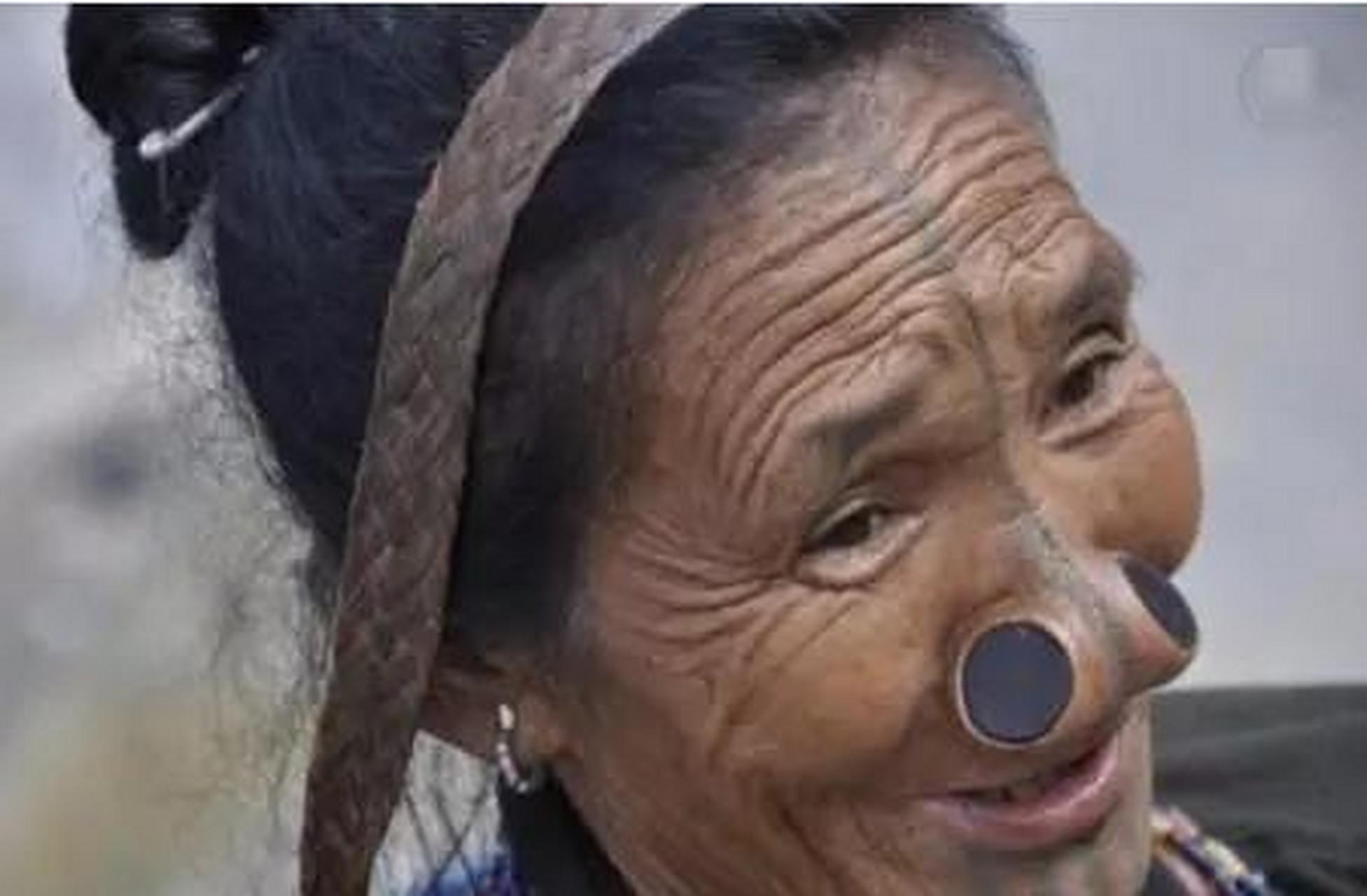 这是一个原始部落地区,女人想要结婚,就要割掉鼻子的顶端送给丈夫.